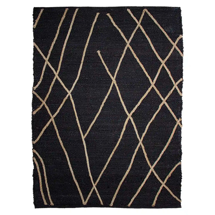 Tapete Haru en color negro con un diseño geométrico de líneas diagonales y curvas, ideal para decorar tu espacio.