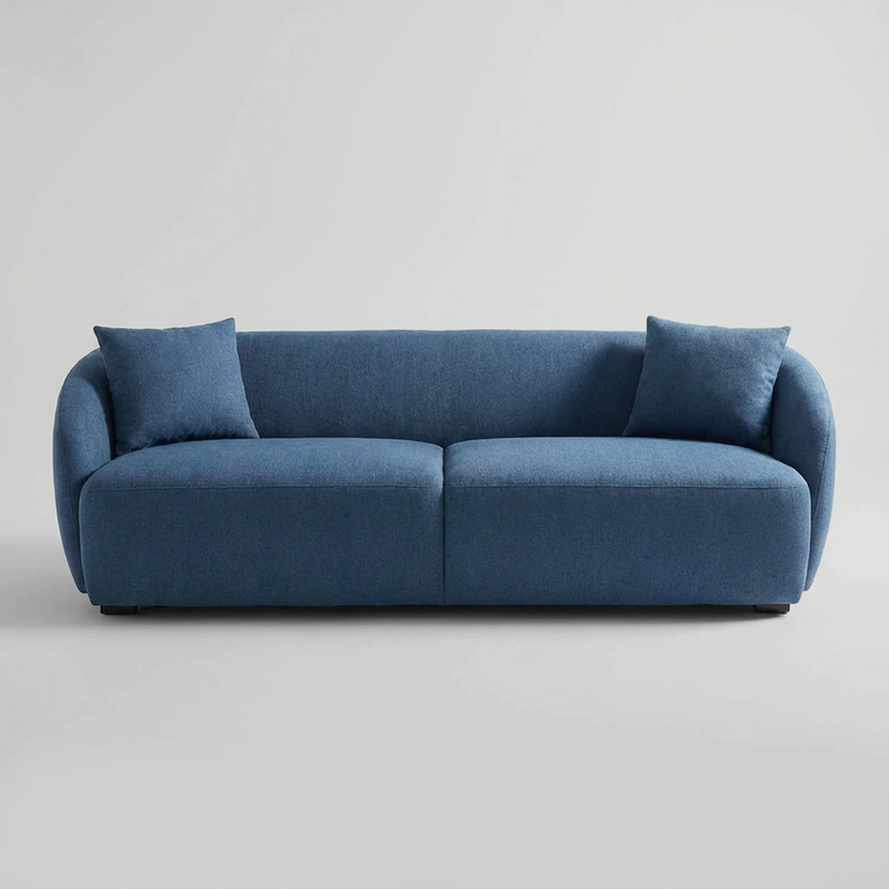 Sofá Kant de 3 cuerpos en color azul, con un diseño moderno y dos cojines decorativos, ideal para espacios acogedores.