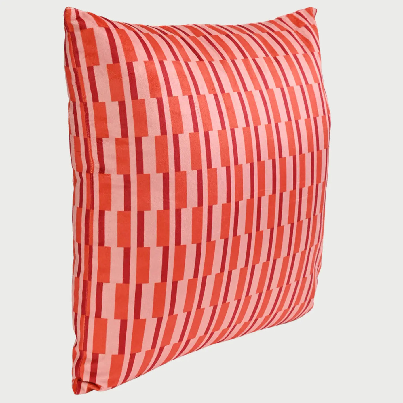Vista lateral del cojín Soul; se aprecia su perfil con un relleno generoso que le otorga un volumen mullido y firme, resaltando la suavidad del textil de terciopelo y la continuidad de los bloques de color hacia los bordes.