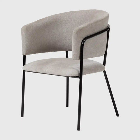 Silla de comedor Valona con diseño moderno, respaldo curvado y estructura de metal negro, ideal para cualquier comedor.