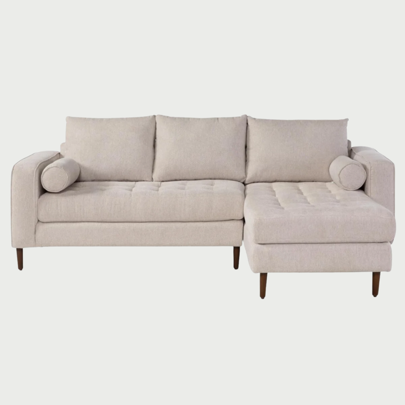 Sofá esquinero derecho Landero con tapizado claro, cojines de respaldo y chaise lounge, diseño moderno y minimalista.