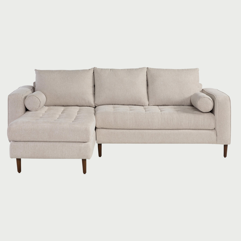 Sofá esquinero izquierdo Landero con tapizado claro, cojines de respaldo y chaise lounge, ideal para un estilo contemporáneo.
