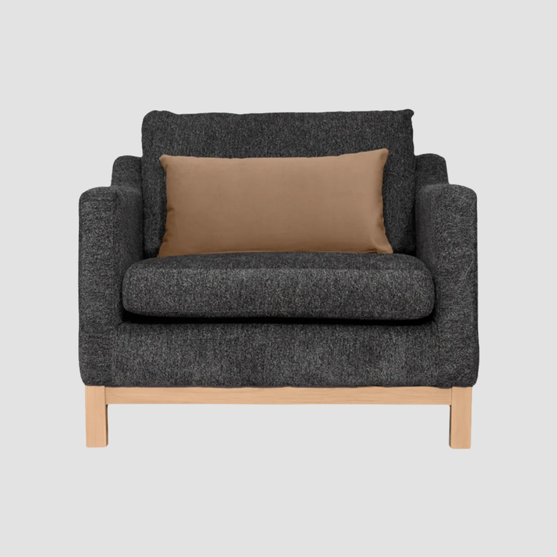 Sillón Mar con tapizado oscuro y base de madera clara, diseño moderno y minimalista, ideal para cualquier espacio.