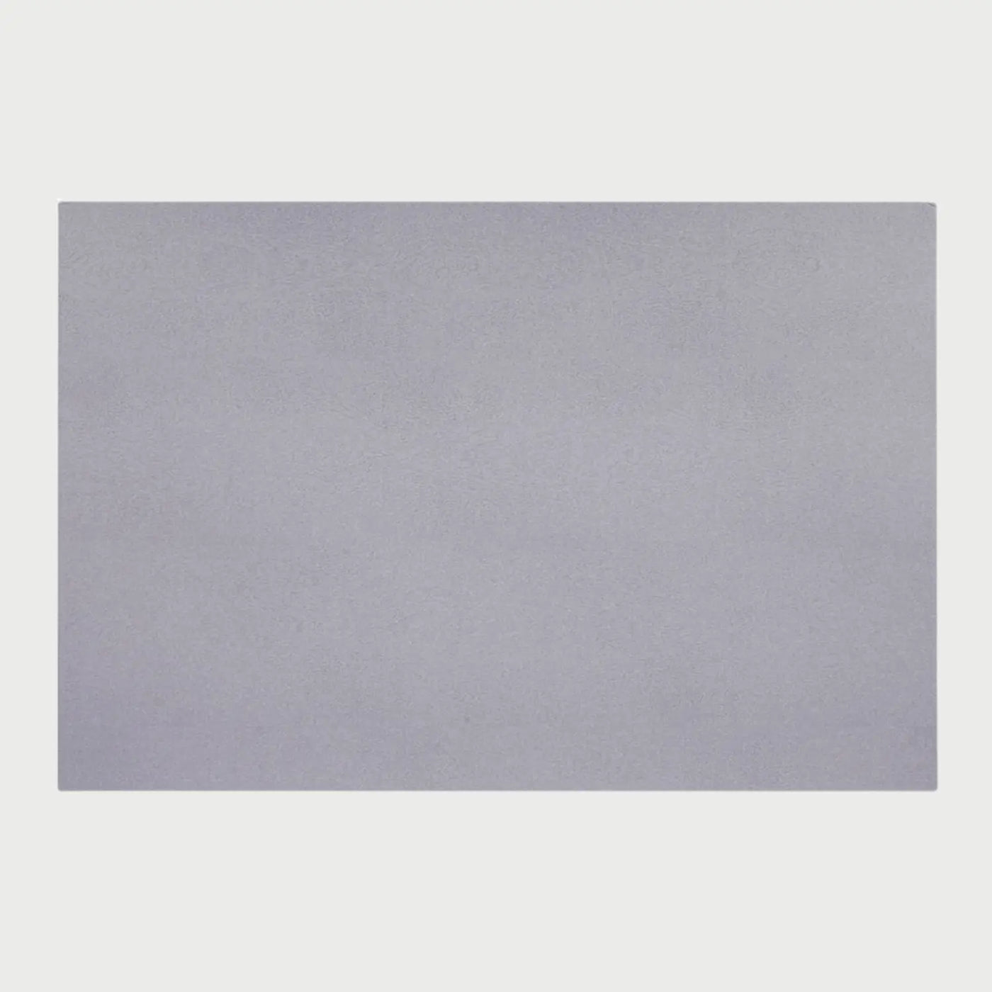 Vista frontal de la almohadilla para escritorio Puler en color gris; presenta una superficie rectangular de textura suave y uniforme, diseñada para facilitar el deslizamiento del mouse y proteger la superficie del mueble.