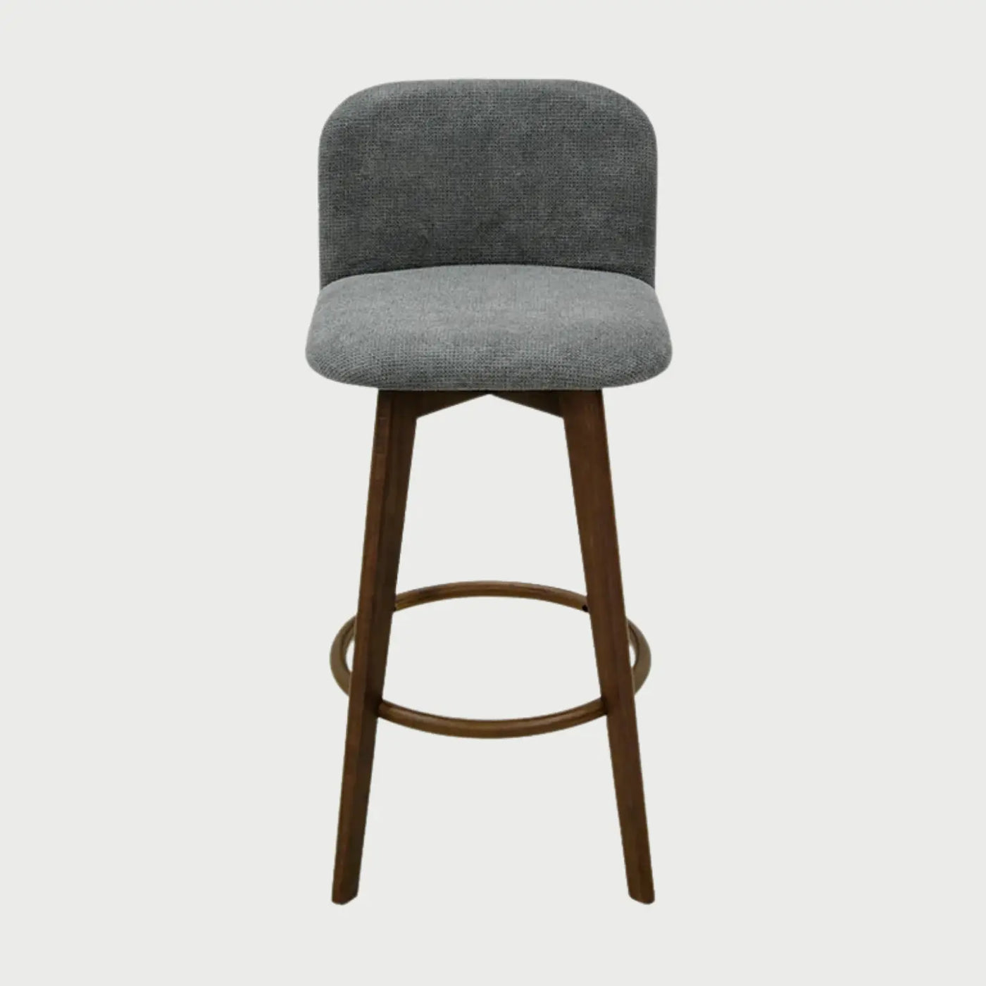 Vista frontal del banco alto Leco tapizado en tela gris con textura, con un respaldo bajo redondeado, asiento acolchado y patas de madera en acabado nogal con un reposapiés circular metálico.