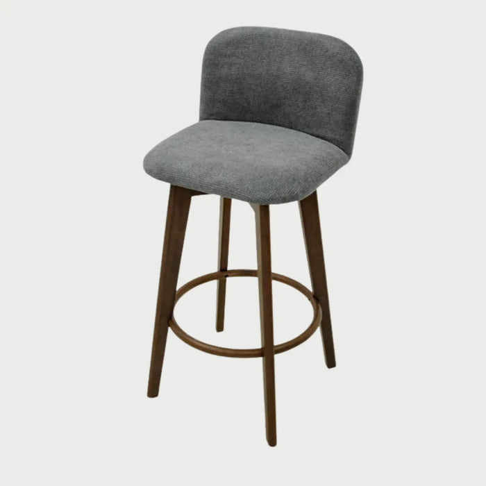 Vista lateral del banco alto Leco gris, mostrando la curvatura ergonómica del respaldo y la inclinación de las patas de madera que aseguran estabilidad y un estilo moderno de mediados de siglo.