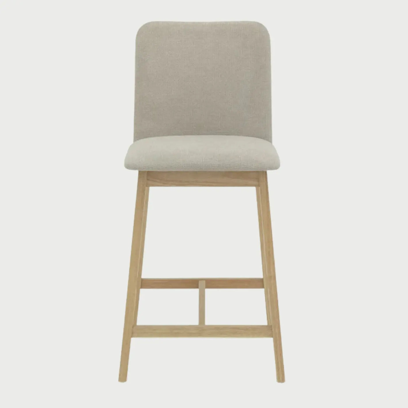Vista frontal del banco alto Ledel tapizado en tela beige, con un respaldo alto de silueta rectangular y bordes suavizados, asiento acolchado y base de cuatro patas de madera en acabado encino con reposapiés integrados.