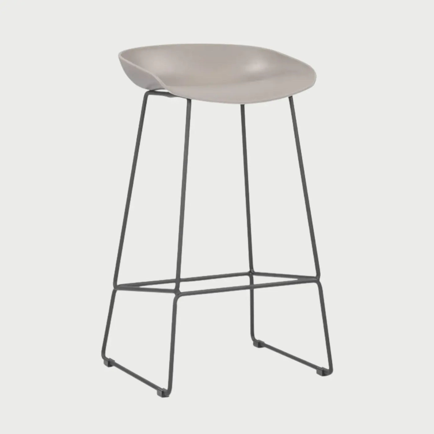 Vista lateral del banco alto Morel beige, mostrando la ligera curvatura del asiento diseñada para el confort y la estabilidad de su base metálica de líneas finas.