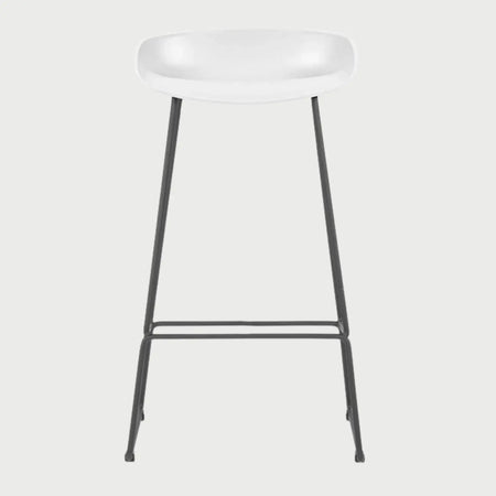 Vista frontal del banco alto Morel en color blanco, destacando su estética pulcra y minimalista sobre la base metálica industrial.