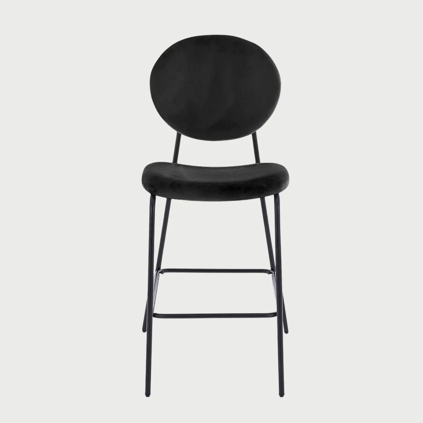Vista frontal del banco alto Pisa de 65 cm en color negro, con un respaldo circular y asiento acolchado tapizados en terciopelo, sostenidos por una estructura esbelta de patas metálicas negras con reposapiés.