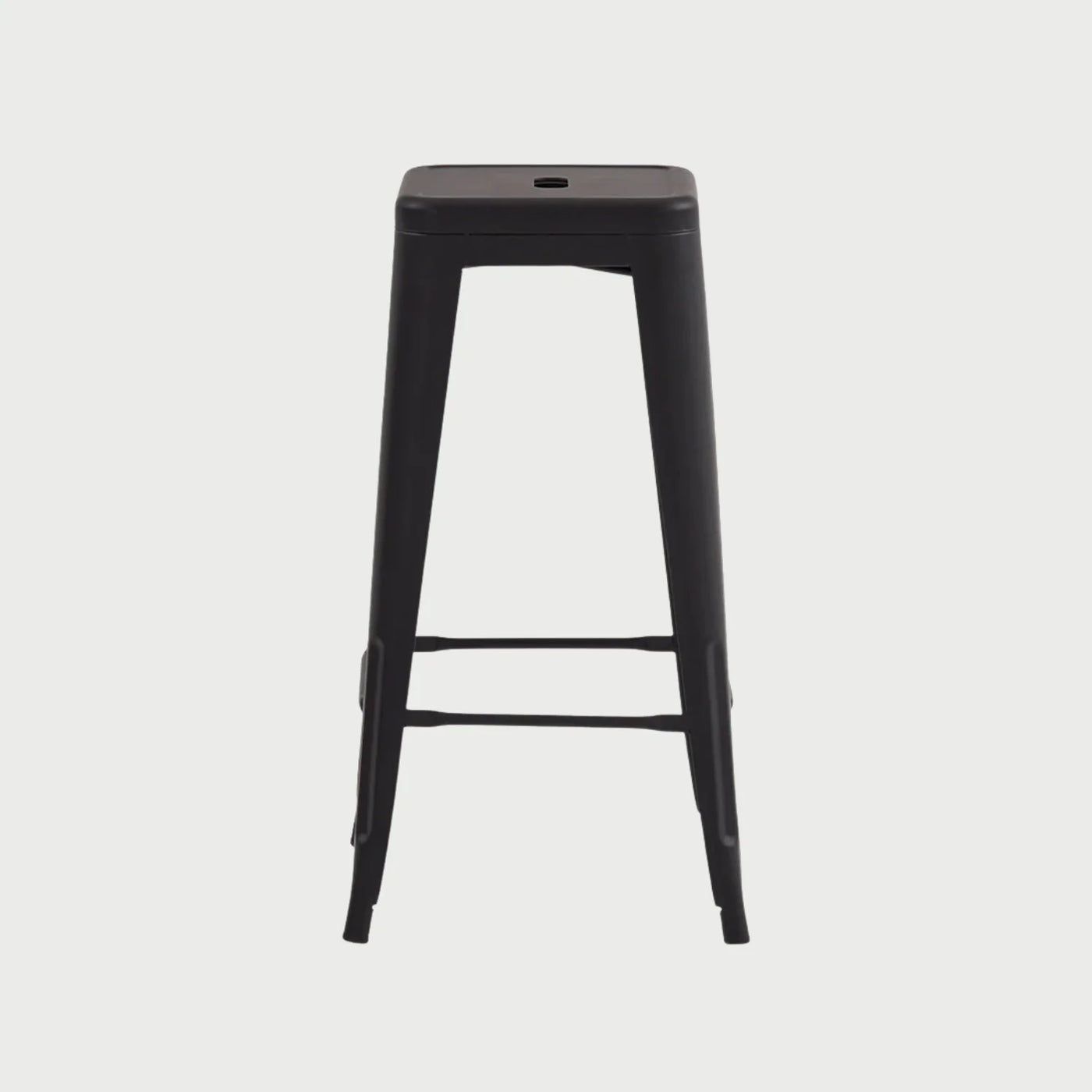 Vista lateral del banco alto estilo Tolix negro mostrando la estructura de patas cónicas