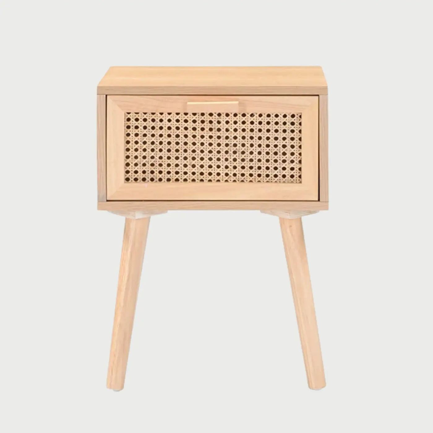 Vista frontal del buró Chemis con acabado barnizado natural, destacando su cajón único con frente de rejilla de rattan tejida y un tirador de madera lineal en la parte superior.