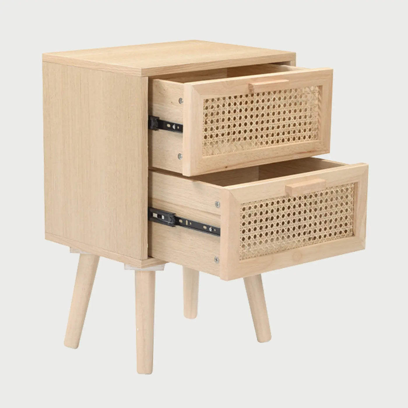 Vista lateral del buró Chontel, mostrando su estructura rectangular compacta de madera clara y la inclinación elegante de sus patas de soporte que realzan su estilo boho-chic.