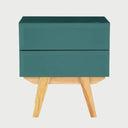 Vista frontal del buró Cuauhtémoc en color verde mate, con dos cajones de frentes biselados y base de madera natural con patas angulares.