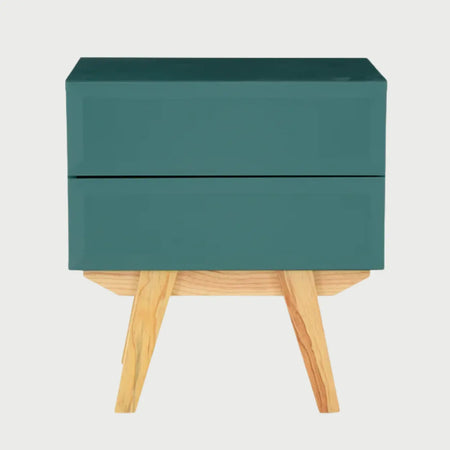 Vista frontal del buró Cuauhtémoc en color verde mate, con dos cajones de frentes biselados y base de madera natural con patas angulares.