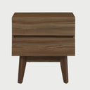 Vista frontal del buró Meztli B en color café nogal, destacando la calidez de la madera y la elegancia de su estructura de dos cajones para almacenamiento organizado.