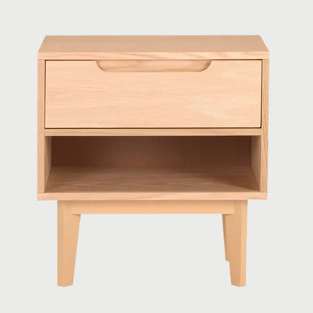 Vista frontal del buró Talitha en acabado beige encino, con un cajón superior con tirador tipo uñero integrado y un nicho inferior abierto sobre patas de madera sólidas.