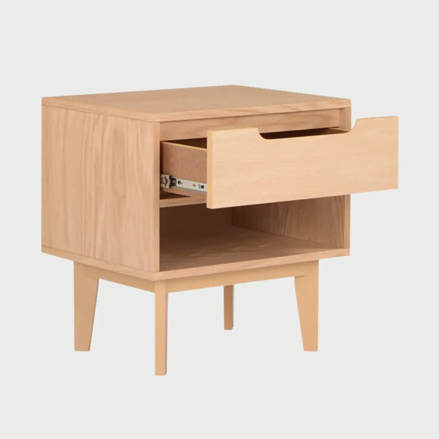 Vista lateral del buró Talitha beige, mostrando el perfil rectangular del cuerpo de madera y la profundidad del nicho abierto diseñado para almacenamiento de fácil acceso.