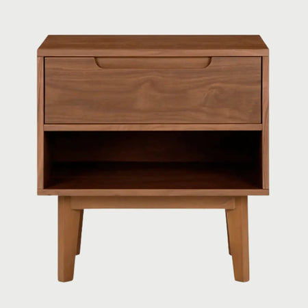 Vista frontal del buró Talitha en acabado café nogal, resaltando la veta natural de la madera y su diseño práctico de almacenamiento dual con cajón y entrepaño.