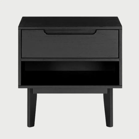 Vista frontal del buró Talitha en color negro mate, destacando la silueta moderna del tirador calado y el contraste visual del nicho abierto para decoración o libros.