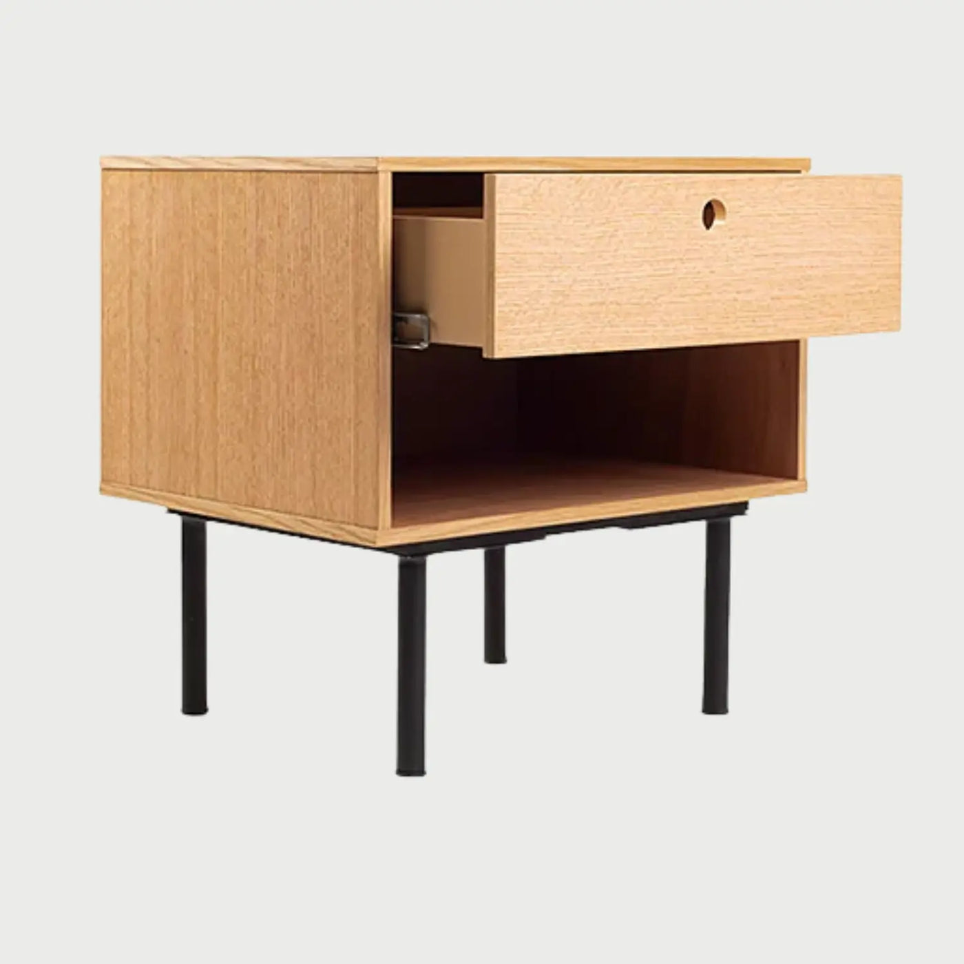 Vista lateral del buró Tijuana beige, mostrando el perfil de la estructura de madera clara y la elevación que proporciona su base metálica industrial.