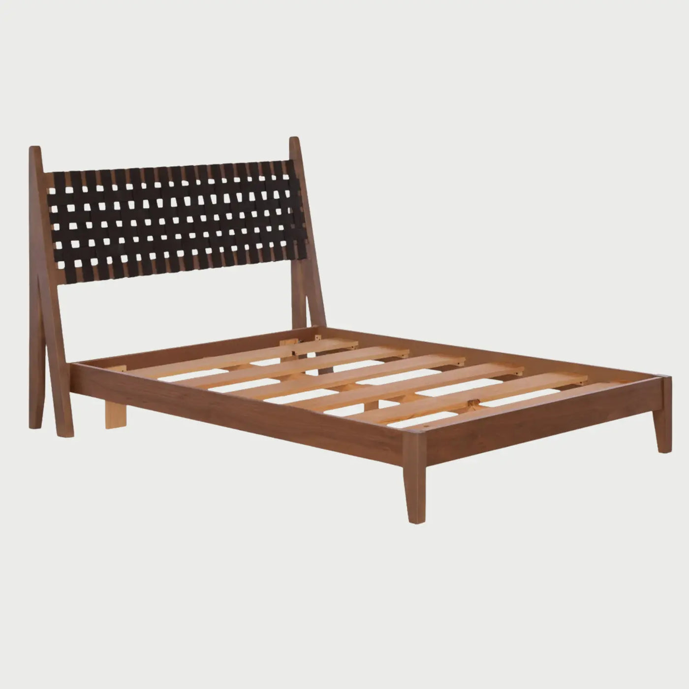 Vista lateral de la cama Ami; se observa la inclinación ergonómica de la cabecera tejida y la estructura de perfil bajo con largueros de madera en tono café, soportada por patas integradas que mantienen una línea limpia.