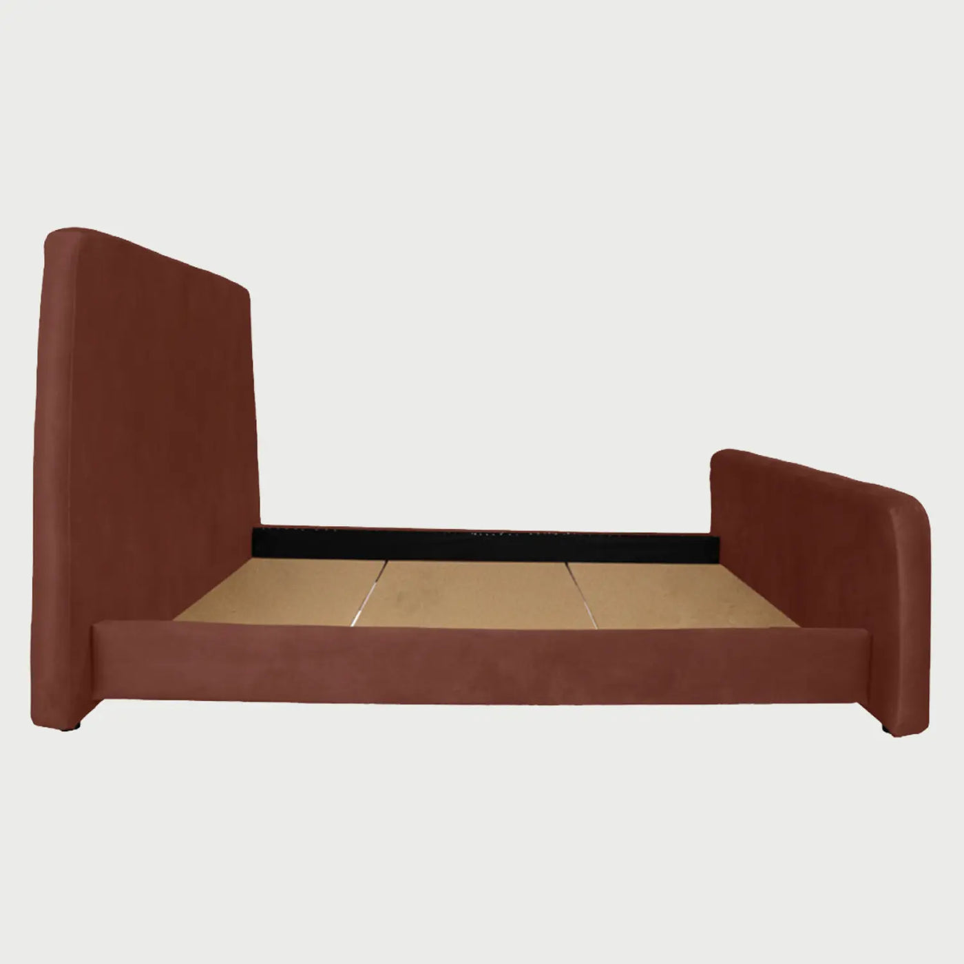 Vista lateral de la cama Eugenia en color naranja; se aprecia el diseño "chunky" o robusto de la base, que descansa casi a ras de suelo, y la curvatura ergonómica de la cabecera tapizada.