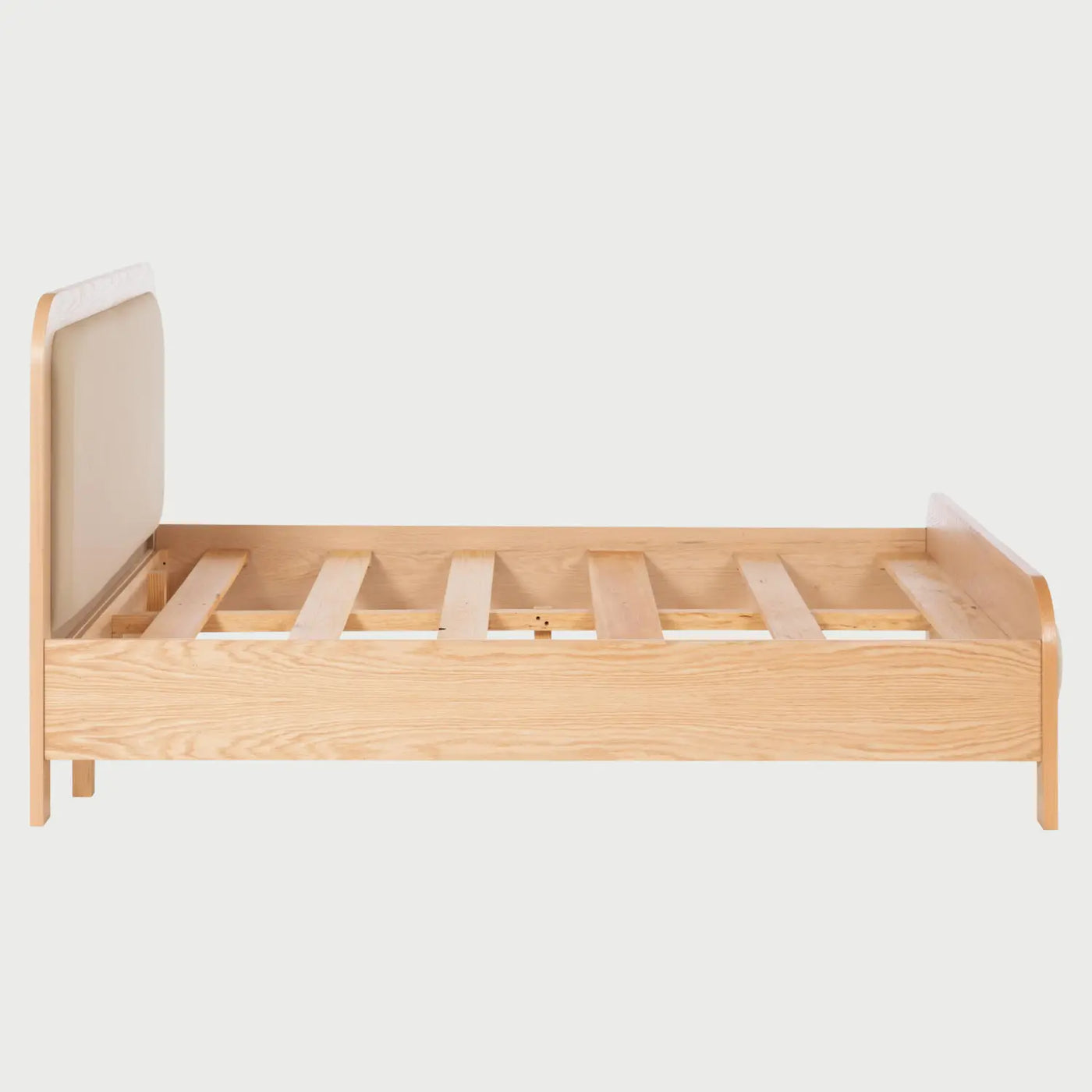 Vista interna de la cama Iki que muestra el bastidor de soporte fabricado con robustas vigas de madera natural dispuestas horizontalmente, diseñado para brindar una base firme y duradera para el colchón.