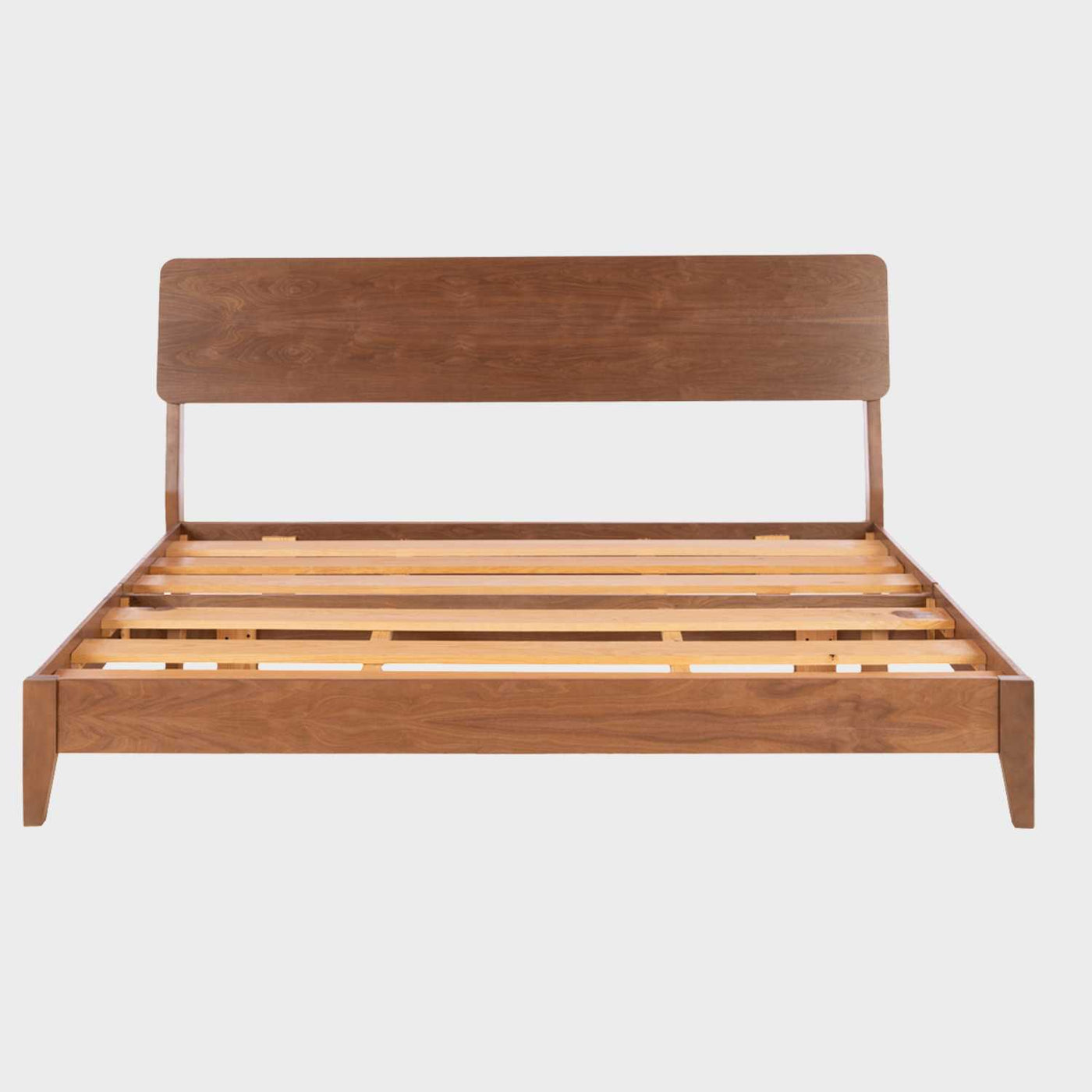 Vista frontal de la cama king size Akari GAIA en madera con acabado nogal