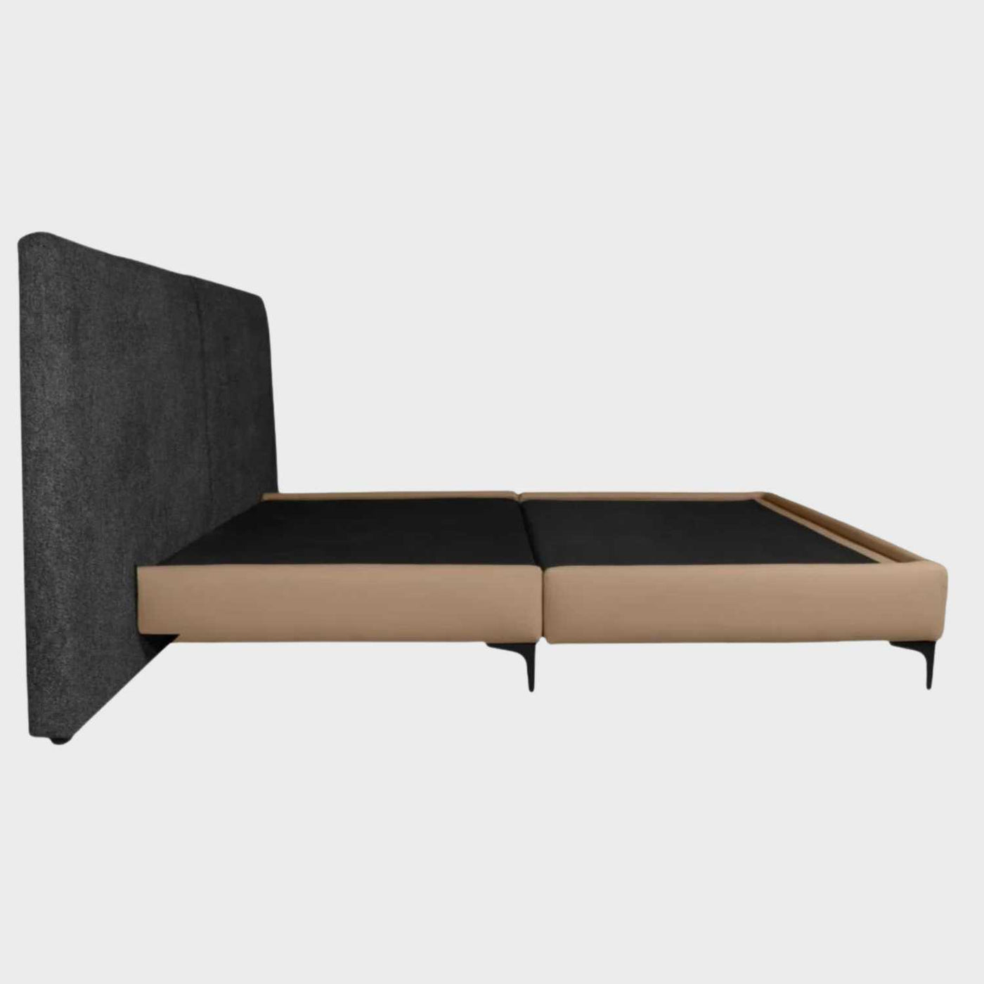 Vista lateral de la cama king size Blake GAIA mostrando cabecera tapizada y estructura baja