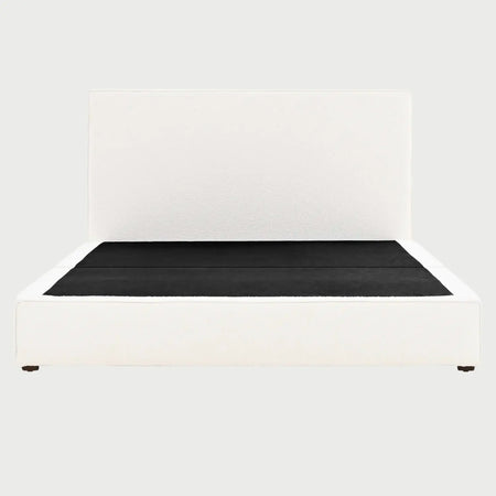 Vista frontal de la cama King Size Raquel en color blanco; su acabado luminoso y monocromático resalta la pureza del diseño, ideal para crear una sensación de amplitud y modernidad.