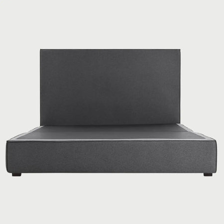 Vista frontal de la cama King Size Raquel en color gris obscuro; el acabado carbón proyecta una estética arquitectónica fuerte y sofisticada, convirtiéndola en el punto focal del dormitorio.