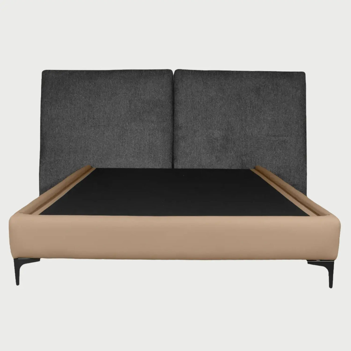 Vista frontal de la cama matrimonial Blake; presenta una cabecera alta dividida en dos paneles acolchados de color gris oscuro, que contrasta con una base de perfil bajo tapizada en color beige arena y patas metálicas negras de diseño angular.