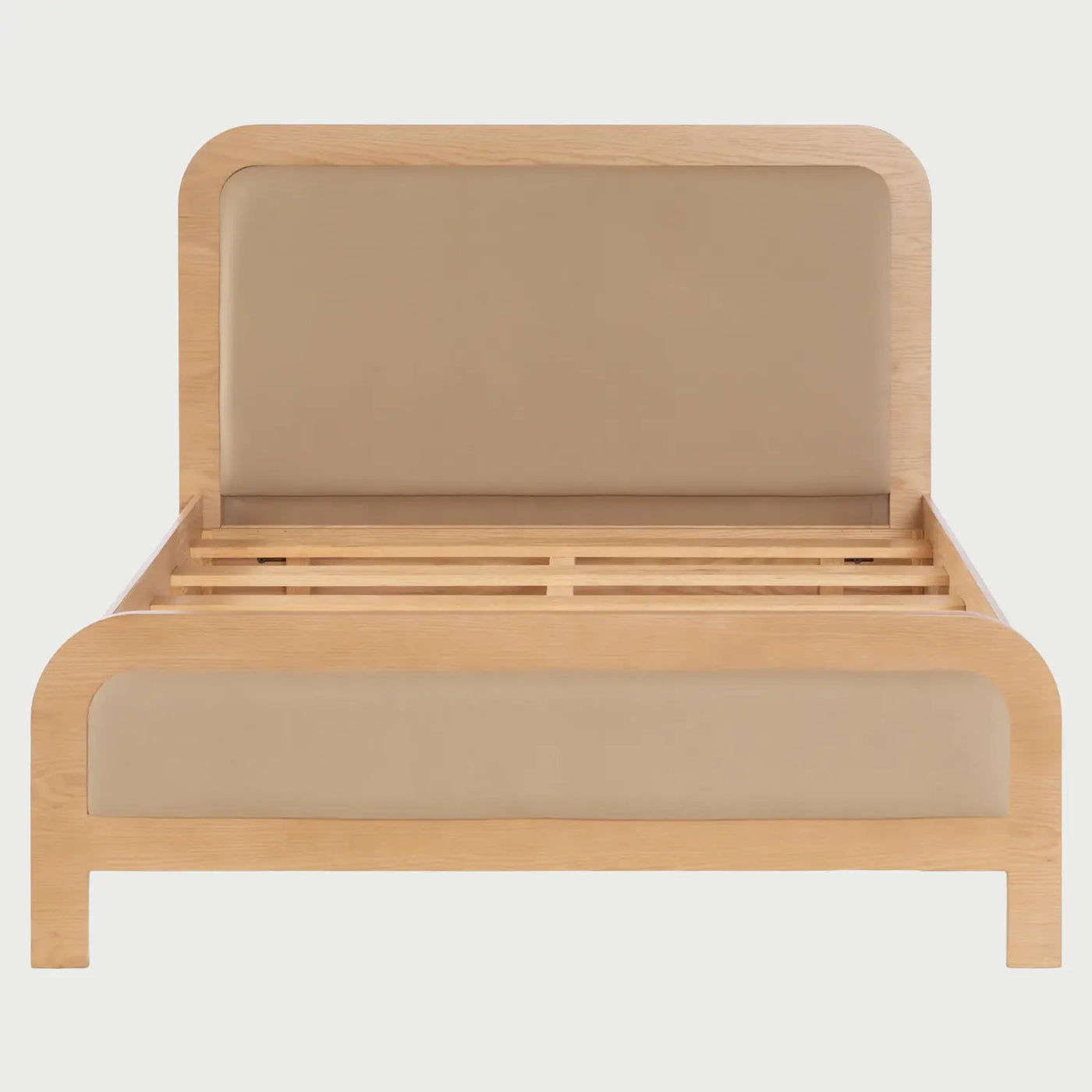 Vista frontal de la cama matrimonial Iki; presenta una estructura de madera clara con bordes curvos y paneles acolchados en color beige integrados tanto en la cabecera como en el pie de cama para un acabado suave y armónico.