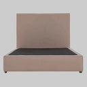 Vista frontal de la cama matrimonial Raquel en color beige; el tapizado en tono arena resalta la pureza de sus líneas geométricas y aporta una calidez natural al diseño de la cabecera.