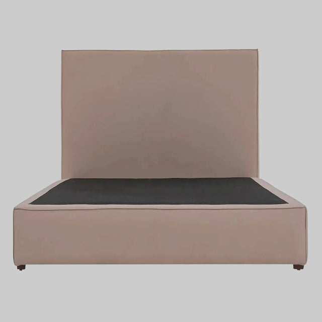 Vista frontal de la cama matrimonial Raquel en color beige; el tapizado en tono arena resalta la pureza de sus líneas geométricas y aporta una calidez natural al diseño de la cabecera.