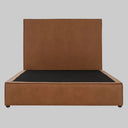 Vista frontal de la cama matrimonial Raquel en color café; el tono chocolate del tapizado añade una presencia sobria y elegante, resaltando la textura de la tela en la cabecera de gran formato.