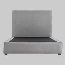 Vista frontal de la cama matrimonial Raquel en color gris claro; este tono neutro y suave suaviza la escala del mueble, integrándose fácilmente en decoraciones de estilo nórdico o moderno.