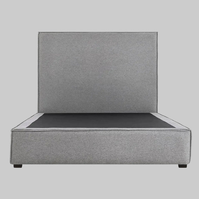 Vista frontal de la cama matrimonial Raquel en color gris claro; este tono neutro y suave suaviza la escala del mueble, integrándose fácilmente en decoraciones de estilo nórdico o moderno.