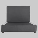 Vista frontal de la cama matrimonial Raquel en color gris obscuro; el acabado carbón proyecta una estética arquitectónica fuerte, convirtiendo a la cama en el punto focal principal del espacio.