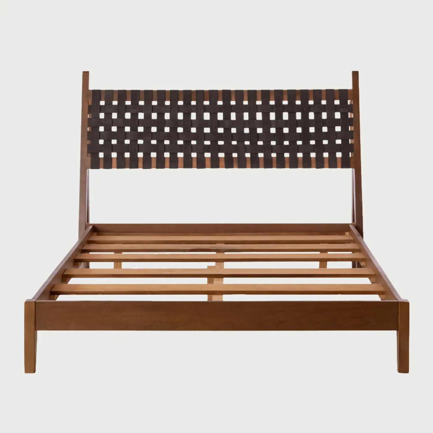 Vista frontal de la cama Queen Size Ami; destaca su imponente cabecera de madera en acabado nogal con un tejido artesanal de cinchos de piel café oscuro entrelazados, creando un patrón de cuadrícula elegante y rústico.