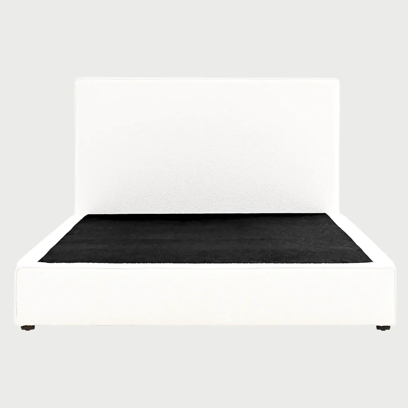 Vista frontal de la cama Raquel en color blanco; su acabado monocromático y líneas rectas enfatizan un estilo minimalista puro, ideal para espacios con mucha iluminación natural.