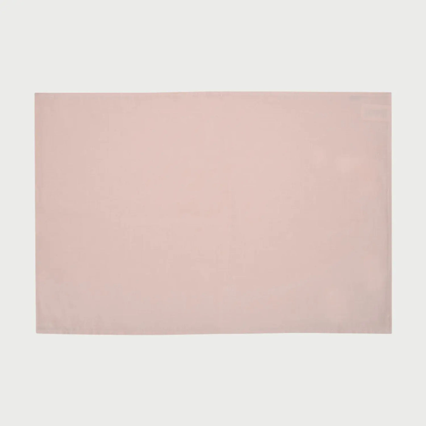 Vista frontal del camino de mesa Eliseo en color rosa pastel; presenta una superficie rectangular de tela lisa con una trama fina y uniforme, ideal para decoraciones delicadas y románticas.