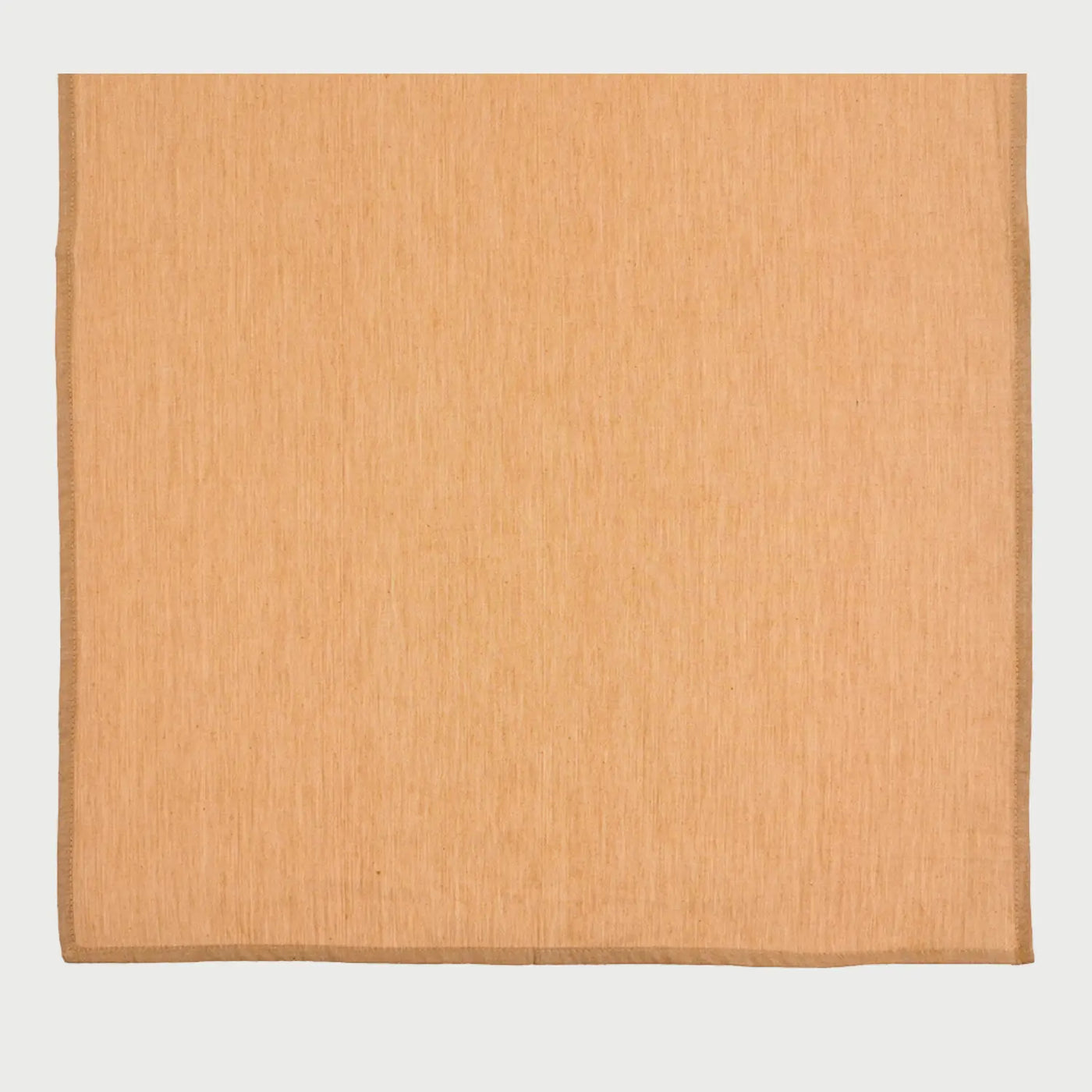 Vista frontal de un segmento del camino de mesa liso en color amarillo mostaza; con dimensiones de 50 x 220 cm, presenta una textura textil uniforme y un acabado de dobladillo sencillo en los bordes.