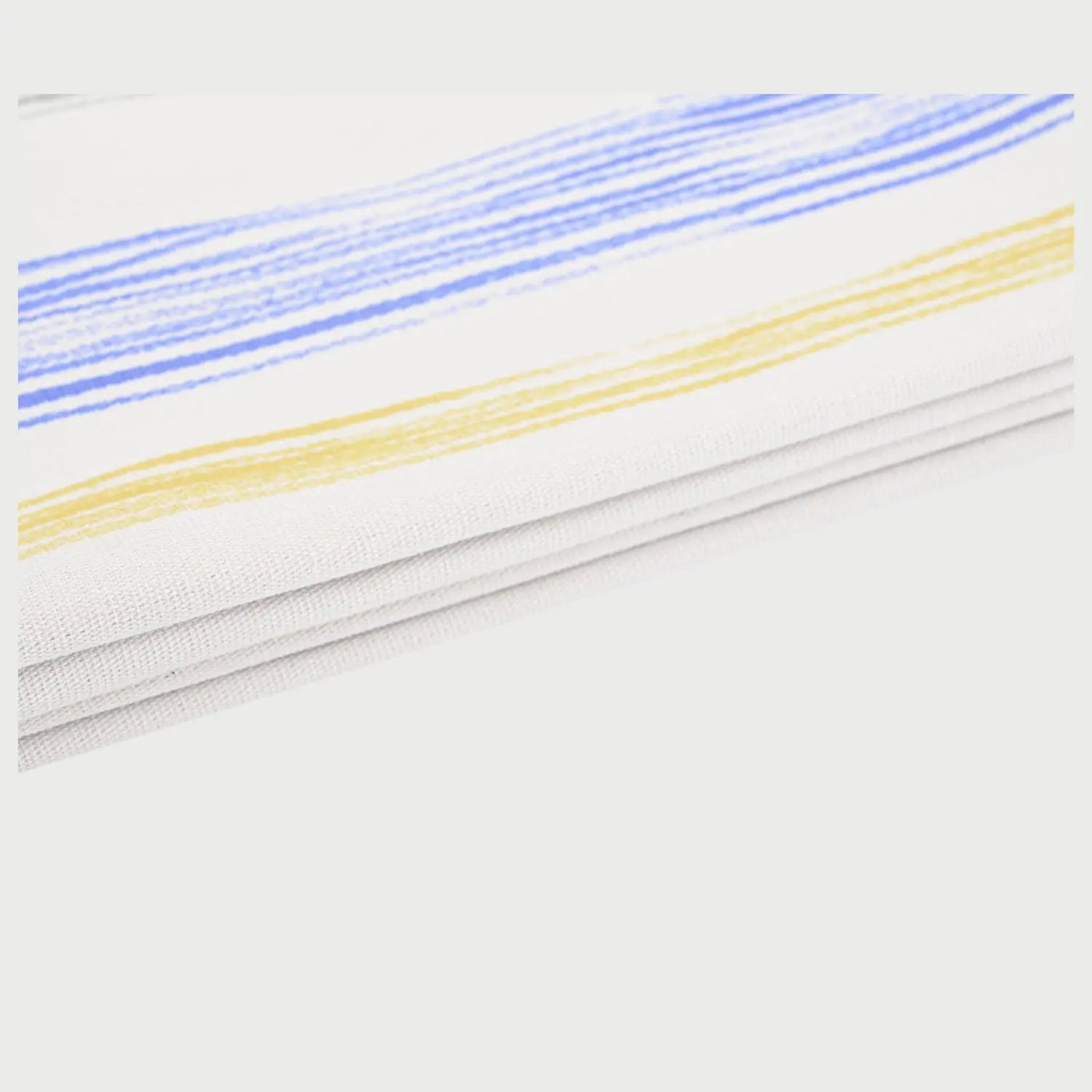 Vista de perfil del camino de mesa Saric multicolor; se aprecia la ligereza del tejido y el acabado de los bordes con costuras sencillas, manteniendo una silueta rectangular limpia y moderna.