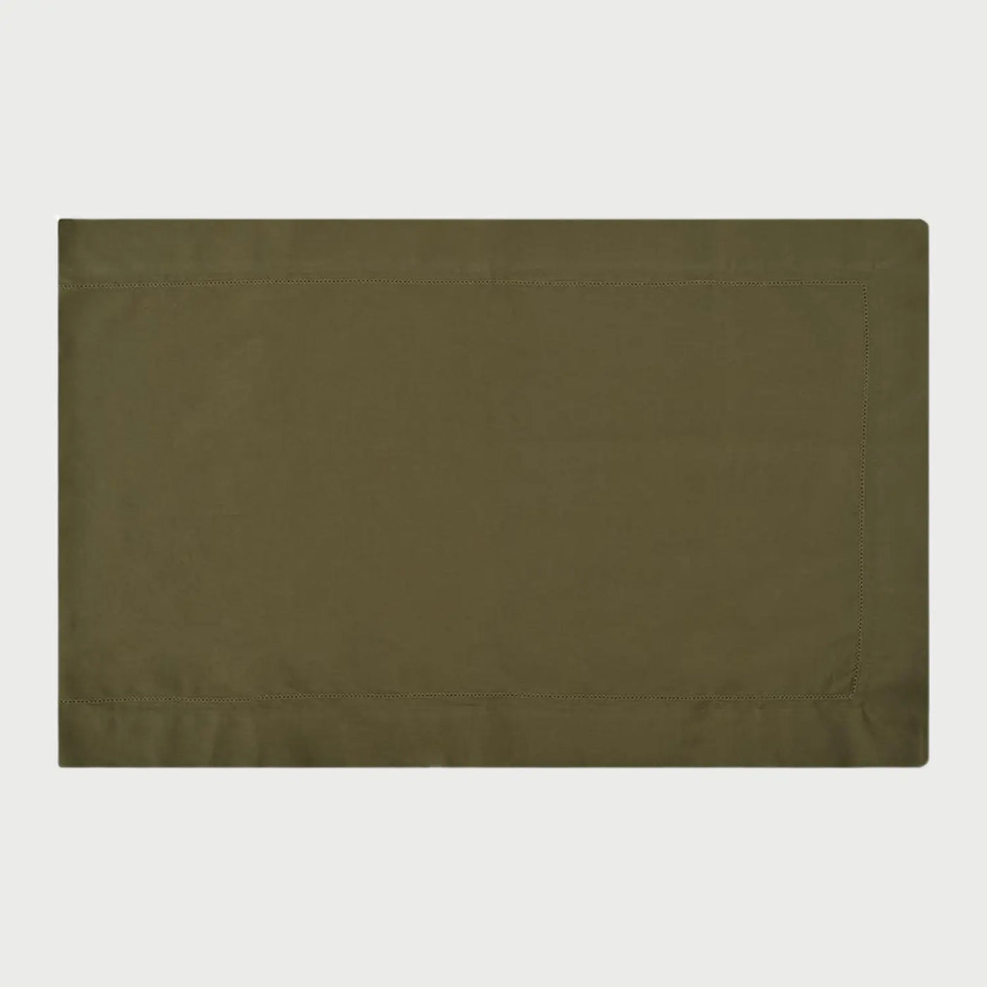 Vista frontal extendida del camino de mesa Yule en color verde oliva o bosque; con dimensiones de 160 x 50 cm, presenta una superficie de tela lisa con un elegante marco de costura perimetral que define su diseño rectangular.
