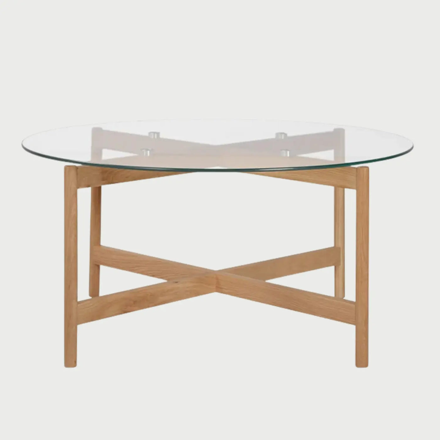 Vista frontal del centro de mesa Acuna; presenta una superficie circular de vidrio templado transparente apoyada sobre una estructura de madera de encino en tono beige con una base en forma de cruz (X) que garantiza estabilidad.