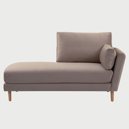 Chaise derecho Levanto GAIA en tela color beige con base de madera de encino natural vista de frente para sala moderna.