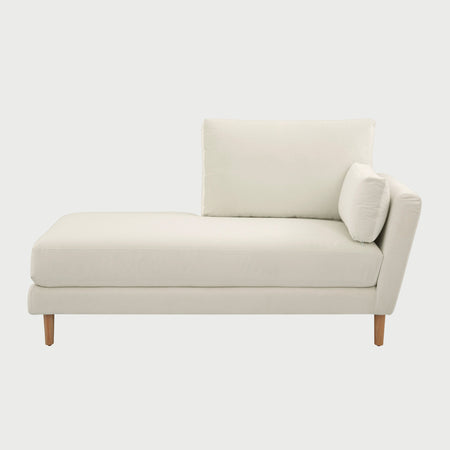 Chaise lounge con brazo derecho Levanto GAIA tapizado en tela blanca con estructura y patas de madera de encino sólido.