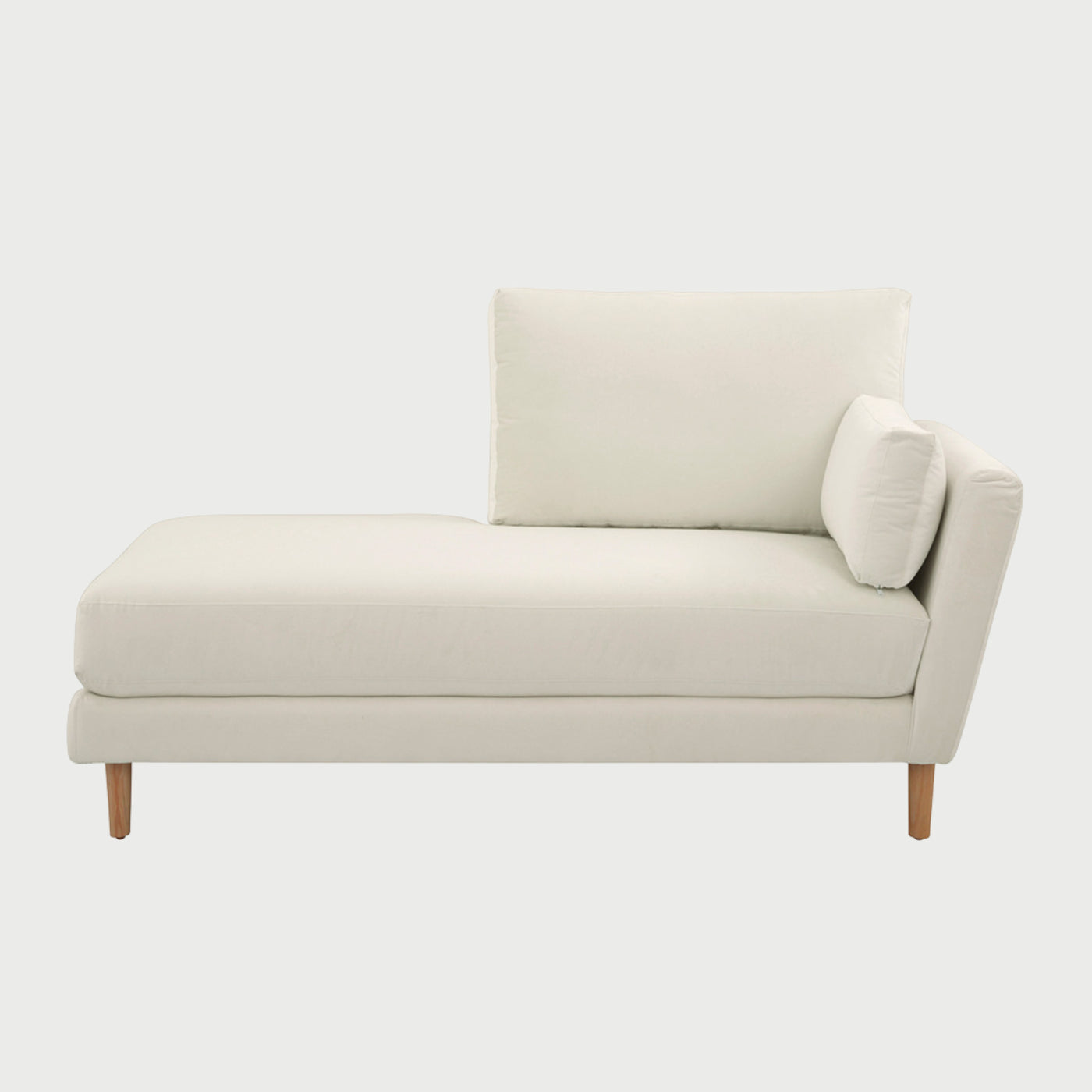 Chaise lounge con brazo derecho Levanto GAIA tapizado en tela blanca con estructura y patas de madera de encino sólido.